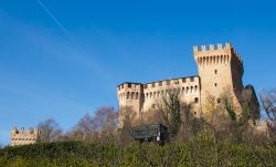 Il castello di Gradara, Italia. A costruire la fortezza e le due cinte murarie fra il XIII e il XIV secolo e a conferirle l'attuale aspetto furono i Malatesta; il mastio fu invece voluto ...