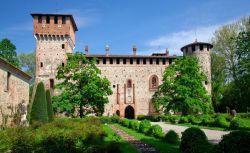 Il Castello di Grazzano Visconti il borgo medievale (ma recente) nell' Emilia occidentale - © gualtiero boffi / Shutterstock.com
