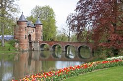 Il Castello di Groot-Bijgaarden a Bruxelles durante la manifestazione Floralia in primavera - © Vera Kalyuzhnaya / Shutterstock.com
