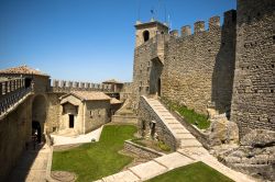 Il castello di Guaita visto all'interno, San Marino. Come le altre due torri, anche questa dal 2002 compare sulle monete euro - © Sergey Kelin / Shutterstock.com