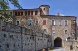 Il castello di Incisa Camerana a Sale San Giovanni (Cuneo), Piemonte, Langhe. Edificato attorno all'XI°-XII° secolo, questo maniero sorge su un poggio difeso su tre lati da dirupi ...