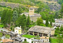 Il castello di Introd, Valle d'Aosta, visto dall'alto. Il maniero sorge su un promontorio protetto dalle gole del torrente Savara e e della Dora di Rhemes - © Pecold / Shutterstock.com ...