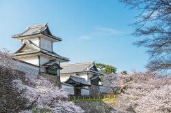 Il castello di Kanazawa in primavera, Giappone. Alla fine del Settecento venne definito il "palazzo dei mille tatami" per via della sua grandezza.
