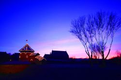 Il castello di Kaunas (Lituania) illuminato nel periodo del Natale.