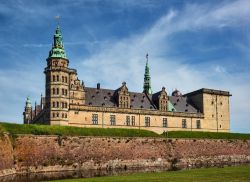 Il castello di Kronborg a Helsingor, Danimarca. Questa bella fortezza danese sorge sulla punta estrema della Selandia; è da secoli uno dei castelli rinascimentali più importanti ...