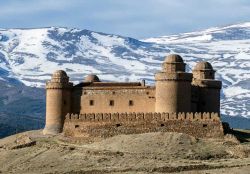 Il castello di La Calahorra e le montagne innevate della Sierra Nevada in Andalusia. Il "Castillo" venne costruito all'inizio del 16° secolo ed  è il primo castello ...