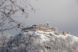 Il castello di Landskron a Villach, Austria, innevato. Questa fortezza sorge su un'altura panoramica di grande bellezza che sovrasta l'abitato. Durante il Medioevo il castello fu uno ...