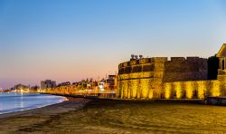 Il castello di Larnaca illuminato al crepuscolo, isola di Cipro. Nonostante un secolo di abbandono, il castello ha mantenuto la sua struttura originale. Durante l'occupazione genovese e ...