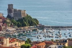 Il Castello di Lerici (Liguria), lungo il lato orientale del porto. Si tratta di uno dei più belli della regione.