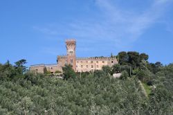 il Castello di Magona domina l'abitato di Venturina Terme - ©  Prof.Quatermass, Pubblico dominio, Wikipedia