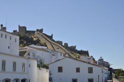 Il castello di Marvao sovrasta l'abitato del villaggio di Marvao, Portogallo. Si tratta di una piccola città nella città con torri, negozi, mura e una caffetteria - © ...