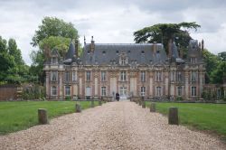 Il castello di Miromesnil nei pressi di Dieppe, Alta Normandia, Francia. Coperto da un grande tetto in Ardesia, questo edificio si presenta con una facciata in stile Luigi XIII° - © ...