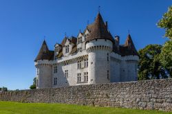 Il castello di Monbazillac nei pressi della città di Bergerac, Francia - © Steve Allen / Shutterstock.com
