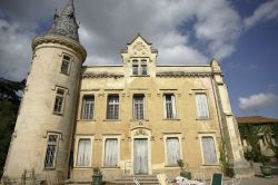 Il castello di Montpezat nei pressi di Pezenas, Languedoca, Francia - © david muscroft / Shutterstock.com