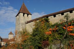 Il castello di Murten, Svizzera. Ancora quasi intatte le fortificazioni che circondano la città svizzera da cui oggi si ammira uno splendido panorama sui tetti del centro storico e sul ...
