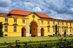 Il castello di Osnabruck e la chiesa di Santa Caterina, Germania. La fortezza seicentesca, circondata da vecchie mura e imponenti torri di avvistamento, è uno degli edifici più ...