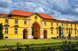 Il castello di Osnabruck e la chiesa di Santa Caterina, Germania. La fortezza seicentesca, circondata da vecchie mura e imponenti torri di avvistamento, è uno degli edifici più ...