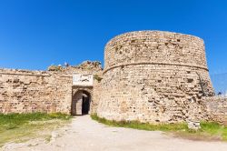Il Castello di Othello nel porto di Famagosta, Cipro Nord. Venne costruito con le sue imponenti mura dai Lusignano nel corso del XIV° secolo.



