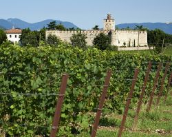 Il Castello di Passirano tra i vigneti della Franciacorta in Lombardia