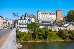 Il castello di Pau visto da un ponte sul fiume Gave de Pau, Francia.
