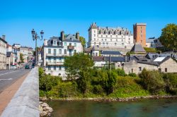 Il castello di Pau visto da un ponte sul fiume Gave de Pau, Francia.
