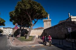 Il castello di Piombino con il Torrione e il Rivellino, provincia di Livorno, Toscana. Si tratta di un'antica costruzione militare della città che sorge in piazza Giuseppe Verdi - robertonencini ...