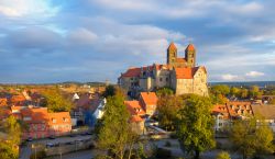 Il castello di Quedlinburg al sole della sera fotografato in autunno, Germania.



