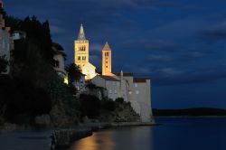 Il castello di Rab fotografato di notte, Croazia.
