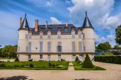 Il castello di Rambouillet, Francia: principale monumento cittadino, il maniero venne costruito nel XIV° secolo e nel XVIII° secolo divenne la residenza di svago di Luigi XVI°.

 ...