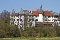 Il castello di Reichersbeuern nei pressi di Bad Tolz, Germania. L'antica fortezza cittadina è immersa nel verde del land di Baviera.
