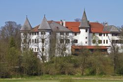 Il castello di Reichersbeuern nei pressi di Bad Tolz, Germania. L'antica fortezza cittadina è immersa nel verde del land di Baviera.
