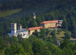 Il castello di Rozmberk nad Vltavou, Repubblica Ceca. Costruito attorno alla metà del XIII° secolo dalla famiglia Vitek, questo bel maniero che sorge sulle rive del fiume Vltava è ...