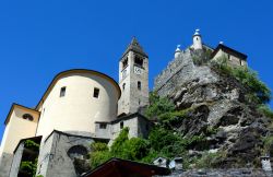 Il castello di Saint Pierre e la Chiesa Parrocchiale fotografati dal centro storico del borgo in Valle d'Aosta - © Erick Margarita Images / Shutterstock.com