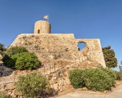 Il castello di Sant Joan a Blanes, Costa Brava, Spagna. Situato sulla cima del colle omonimo, il castello venne costruito a metà del XIII° secolo sui resti di una fortificazione preesistente.



 ...