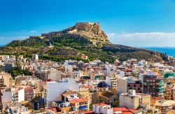 Il castello di Santa Barbara di Alicante sul monte Benacantil, Spagna.

