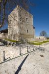 Il Castello di Sant'Angelo dei Lombardi domina il centro del borgo della Campania