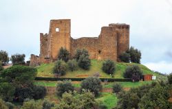 Il Castello di Scarlino a 230 metri di altezza tra le colline della Maremma, in Toscana - © marcovarro / Shutterstock.com