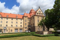 Il castello di Sonnenstein a Pirna, Germania, in una giornata di sole. Costruito dopo il 1460 sul luogo di un vecchio maniero, questo splendido palazzo ha ospitato un ospedale psichiatrico in ...