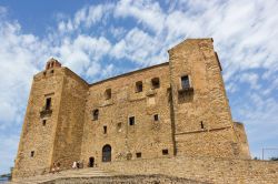 Il Castello di Ventimiglia, la grande fortezza di Castelbuono sulle Madonia, in Sicilia - © goghy73 / Shutterstock.com