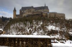 Il castello di Vianden dopo una nevicata, Lussemburgo. Qui il clima è temperato con estati calde e inverni piuttosto freddi con picchi di -10 durante la notte.
