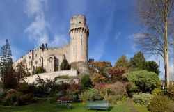 Il Castello di Warwick in Inghilterra - Una bella immagine dei giardini che circondano il Warwick Castle. Ogni anno la fortezza diventa suggestivo scenario per un ricco programma di eventi organizzati ...