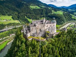 Il castello di Werfen con dettagli architettonici, Austria. Sorge sulle montagne, 40 km a sud di Salisburgo.



