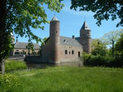 Il castello di Westhove nella provincia di Zeeland, Paesi Bassi. Questa fortificazione è stata nominata per la prima volta nel 1277 anche se l'esatta data di costruzione non si conosce.
 ...