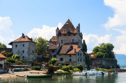 Il Castello di Yvoire, affacciato sul Lago Lemano, al confine tra Francia e Svizzera - © Lewis Liu / Shutterstock.com