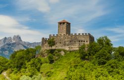 Il Castello di Zumelle a Mel nella Valle del Belluna in Veneto - © Maurizio Sartoretto / Shutterstock.com
