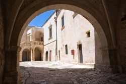 Il castello ducale di Ceglie Messapica visto da un arco in pietra (Puglia) - © Mi.Ti. / Shutterstock.com