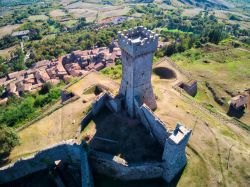 Il castello e il borgo medievale di Radicofani in Val d'Orcia, Toscana.