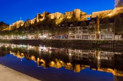 Il castello e il villaggio di Bouillon riflessi nelle acque del fiume Semois (Belgio) di notte - © Tatiana Popova / Shutterstock.com