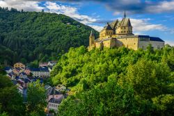Il castello e la città di Vianden, Lussemburgo. La principale attrattiva del paese è l'antico maniero divenuto un importante museo in cui sono ospitate testimonianze storiche ...
