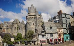 Il castello e le antiche case del centro di Vitrè in Bretagna - © gary yim / Shutterstock.com